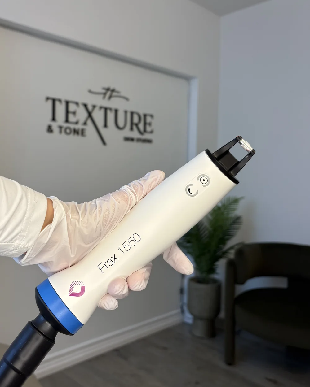 Close-up of the Frax 1550 handpiece at the Texture & Tone studio
